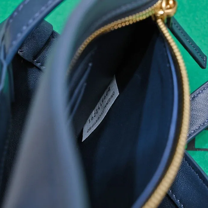 Batch 1560 #Bv 2023 new Flip Flap tote bag, simple and practical tote body design, classic leather weaving, fully displaying Bv craftsmanship, and making the whole bag look more refined. The zippered small pocket can be placed inside the bag, or can be placed outside as a handbag seal. The versatile small tote [happy] is both fashionable and practical. It is suitable for a variety of occasions. It is made of top-grade happa lambskin. It is very soft and lightweight. The bag shape that can stand up without falling down is really nice. It is the first choice for fashion workers and expectant mothers. Size: 23x18.5x15, model: 7746
